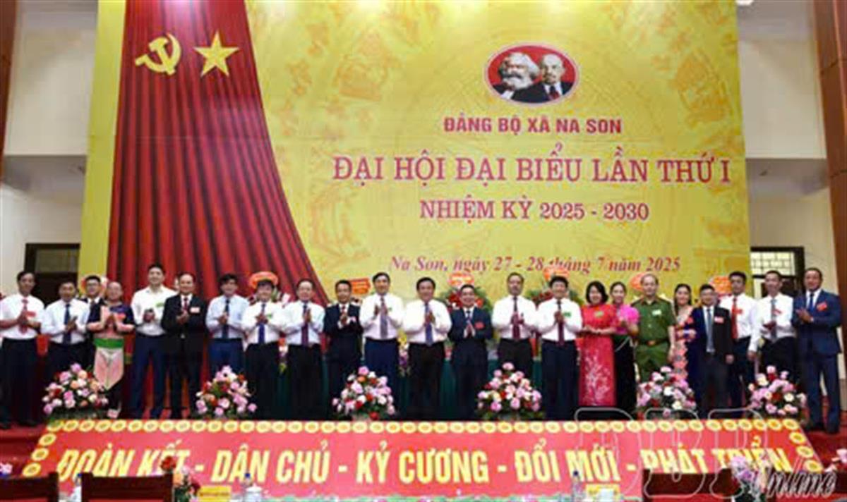 Đồng chí Ủy viên Bộ Chính trị, Giám đốc Học viện Chính trị quốc gia Hồ Chí Minh, Chủ tịch Hội đồng Lý luận Trung ương dự Đại hội Đảng bộ xã Na Son lần thứ I nhiệm kỳ 2025-2030